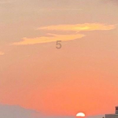 大女儿带耳机听歌从9:00开始，听60分钟休息150分钟，一直到17:00不听，每周五天，周六周日就不带？游戏画面