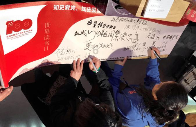 液体黄金鞋!高校向师生免费发放4万双跑鞋 一双1299元