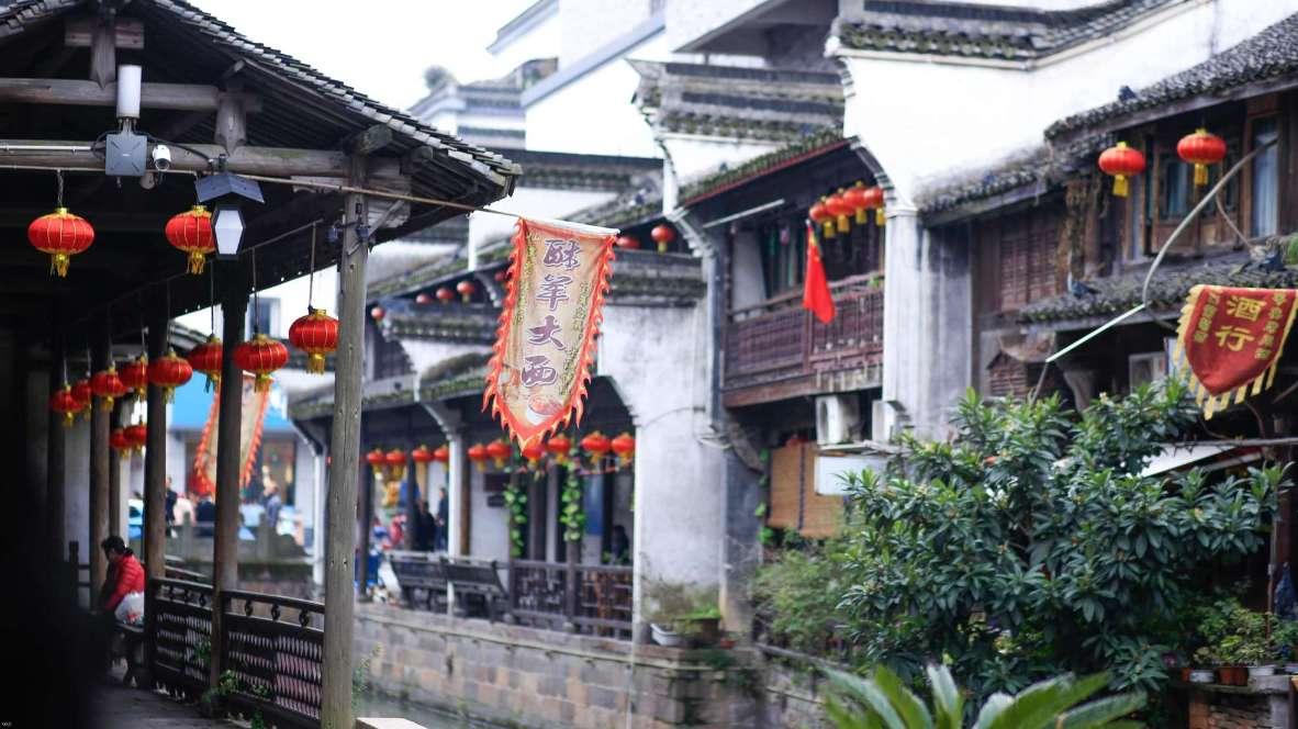 无限翻滚小球