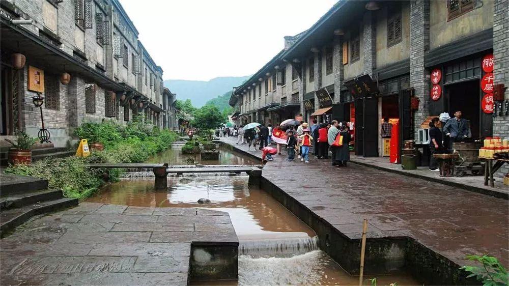 粗心旅客安检口忘拿行李, 民警从银行取款单找到电话寻回失主